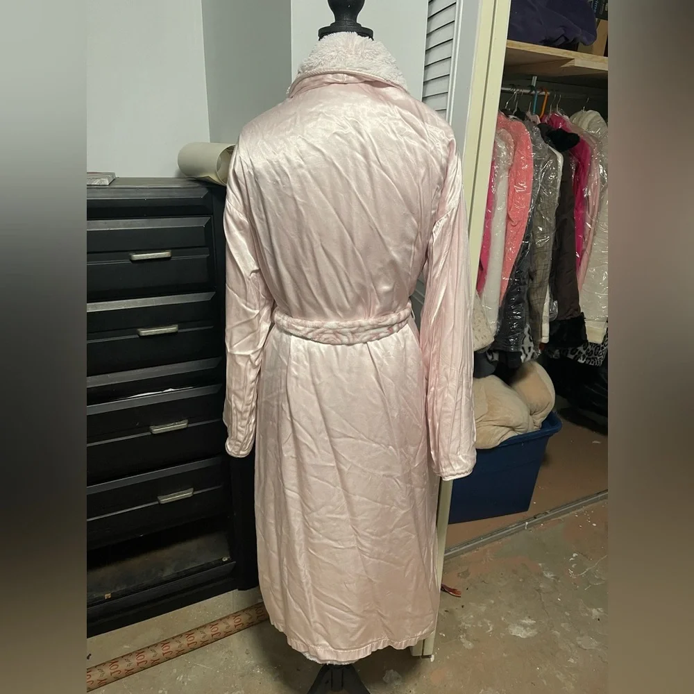 Giraffe at home pink fur robe - Picture 2 of 4